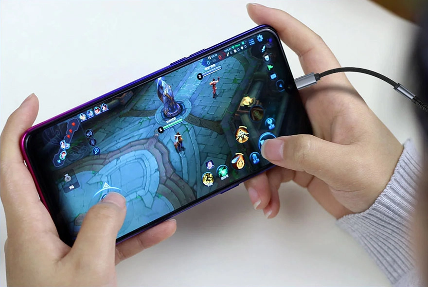 KZ AM01 plugged to gaming smartphone