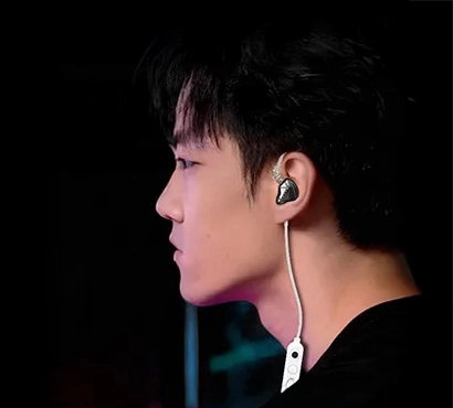 Gamer uses KZ Axas gaming earbuds