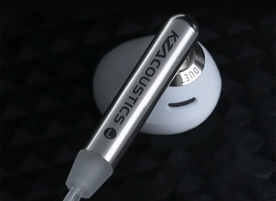 KZ Duet Porcelain White earbud macro shot