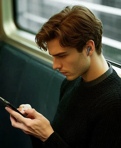 Man uses KZ Krio on train