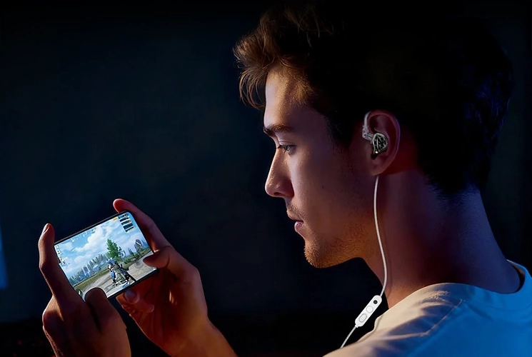 Gamer wearing KZ Vibe X